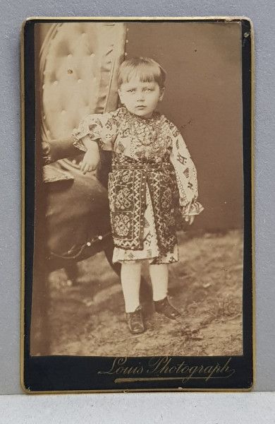 FETITA IN COSTUM POPULAR , FOTOGRAFIE TIP C.D.V. , STUDIO LOUIS FOTOGRAPH , BUCURESTI , CCA. 1900