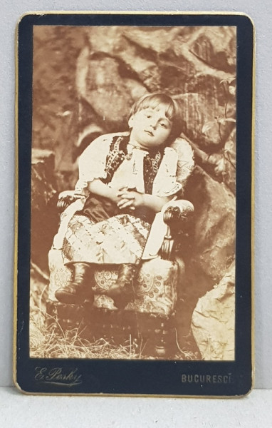 FETITA IN COSTUM POPULAR IN FOTOLIU MICUT , FOTOGRAFIE TIP C.D.V., FOTOGRAF EMIL PESKY , BUCURESTI , PE SUPORT DE CARTON , CCA. 1900