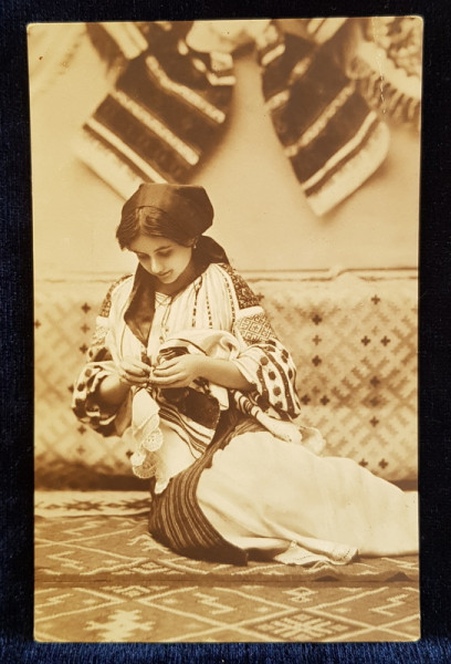 FETITA IN COSTUM POPULAR , LUCRAND LA UN STERGAR , FOTOGRAFIE TIP CARTE POSTALA , MONOCROMA , CIRCULATA , INCEPUT DE SECOL XX