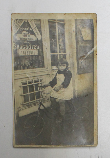 FETITA PE TRICICLETA  IN FATA UNUI MAGAZIN DE VINURI SI SPIRTOASE , FOTOGRAFIE TIP CARTE POSTALA , MONOCROMA, NECICRCULATA , DATATA 1929