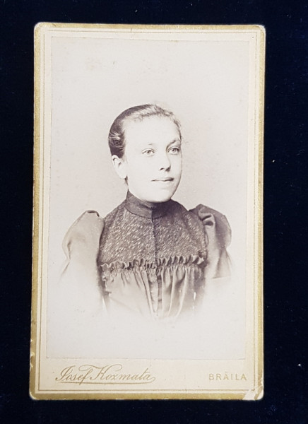 FETITA POZAND IN STUDIO , FOTOGRAFIE TIP C.D.V. , MONOCROMA, LIPITA PE CARTON , DATATA 1892