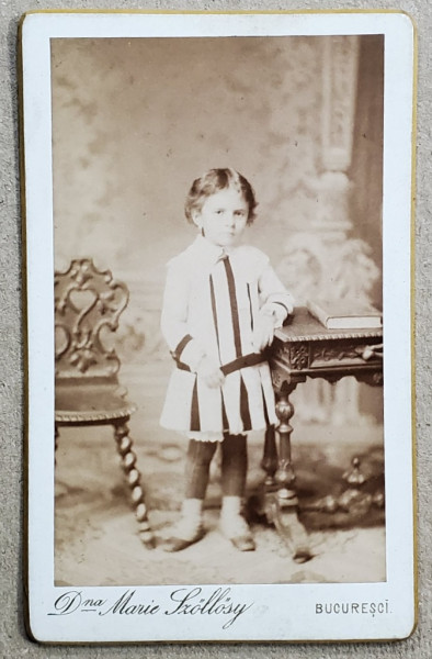 FETITA POZAND LANGA BIROU , FOTOGRAFIE C.D.V. , FOTOGRAF MARIE SZOLLOSY , BUCURESTI , SFARSITUL SEC. XIX