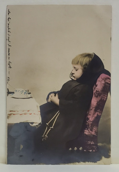 FETITA  RUGANDU-SE INAINTEA MESEI , FOTOGRAFIE COLORIZATA , TIP CARTE POSTALA , CLASICA
