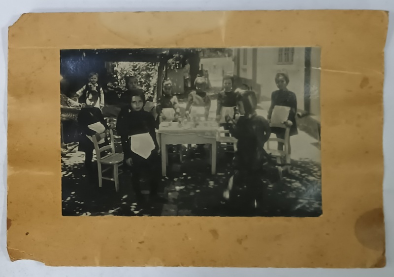 FETITE COSTUMATE IN FURNICUTE ,  PREGATIND MASA PENTRU PAPUSI , FOTOGRAFIE INTERBELICA