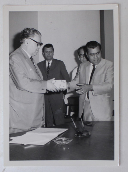 FOSTUL MINISTRU GOGU RADULESCU LA RUBBER RESEARCH INSTITUTE , FOTOGRAFIE DE PRESA , 1969