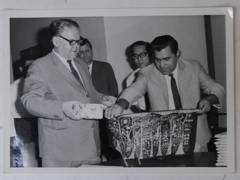 FOSTUL MINISTRU GOGU RADULESCU LA RUBBER RESEARCH INSTITUTE , PRIVIND UN PRODUS , FOTOGRAFIE DE PRESA , 1969