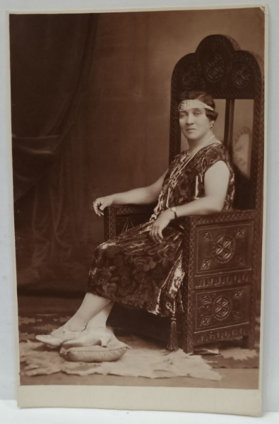 FOTO BUZDUGAN , BUCURESTI ,  DOAMNA IN FOTOLIU STIL BRANCOVENESC , FOTOGRAFIE TIP CARTE POSTALA , ANII '20