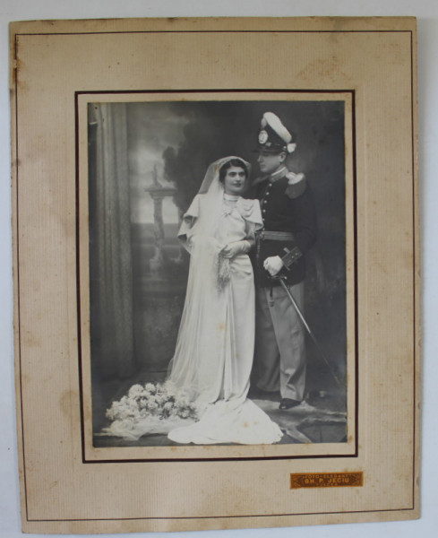 FOTO - ELEGANT , TULCEA , OFITER IN UNIFORMA DE GALA , CU MIREASA , FOTOGRAFIE , PERIOADA INTERBELICA