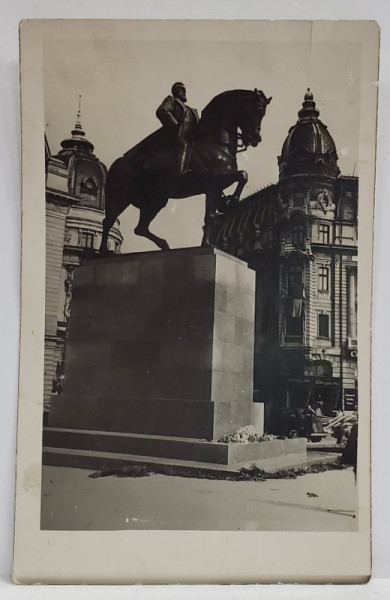 FOTO . I . BERMAN , BUC. STATUIA ECVESTRA A REGELUI CAROL I de SCULPTORUL MESTROVICI , FOTOGRAFIE TIP CARTE POSTALA ,  ANII '40