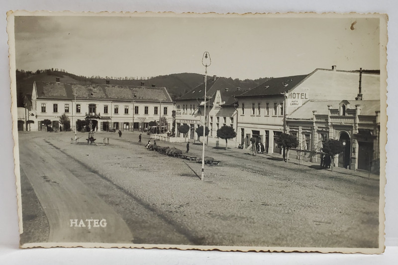 FOTO . I. HORVATH , HATEG , CENTRUL ORASULUI , CU CAFENEA SI HOTEL IN PRIM PLAN , FOTOGRAFIE FORMAT CARTE POSTALA , 1937