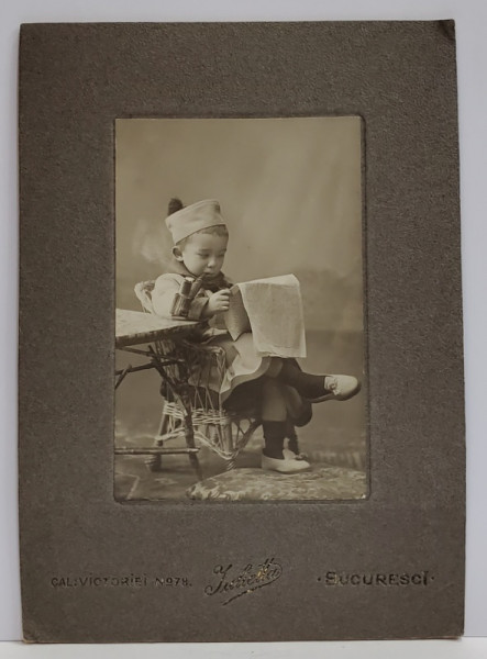 FOTO JULIETTA , BUCURESTI , BAIETEL CITIND ZIARUL IN STUDIO , FOTOGRAFIE CABINET , CCA. 1900
