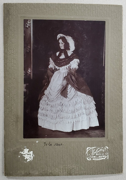 FOTO JULIETTA , BUCURESTI , MANECHIN IN ROCHIE DE SECOL XIX , FOTOGRAFIE  CABINET , INCEPUTUL SEC .XX
