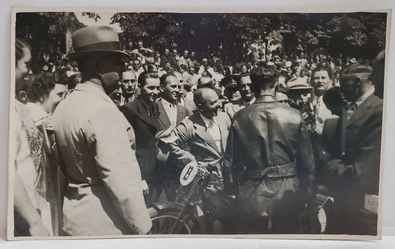 FOTO JULIETTA , SPRINGER - BRASOV , PILOTUL IN CURSA DE MOTOCICLETE INCONJURAT DE SPECTATORI , FOTOGRAFIE TIP CARTE POSTALA , INTERBELICA