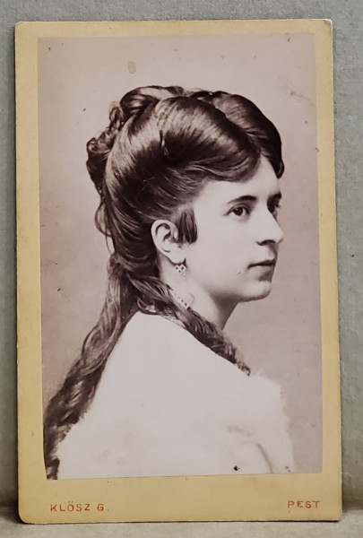 FOTO KLOSZ , PEST , TANARA CU PARUL ONDULAT , FOTOGRAFIE TIP C.D.V. , SFARSITUL SEC. XIX