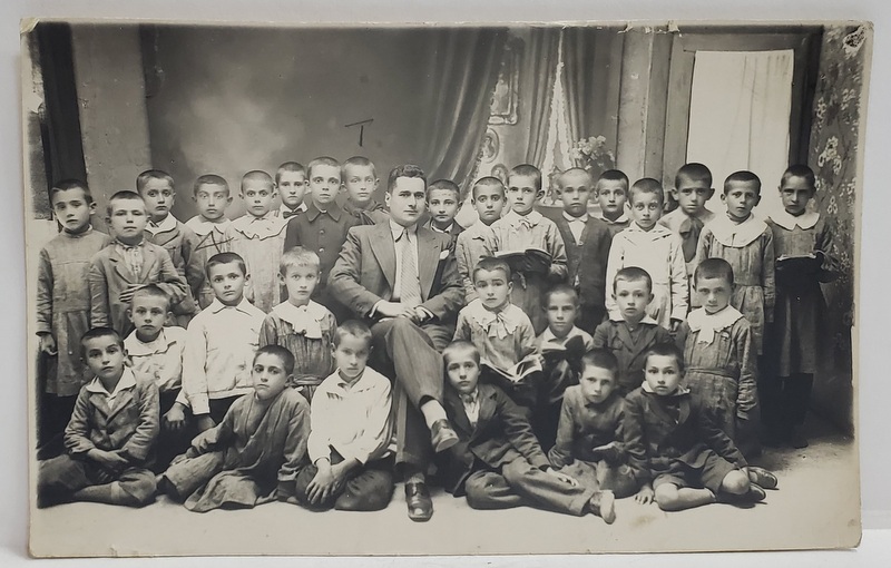 FOTO - MODERN , ROSIORII DE VEDE , SCOLARI CU INVATATORUL LOR , POZA DE GRUP , TIP CARTE POSTALA , INCEPUTUL SEC. XX