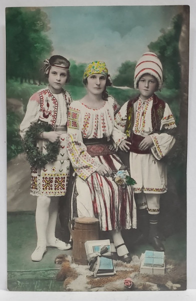 FOTO . VICTORIA , BRAILA , MAMA CU DOI COPII , IN COSTUME POPULARE , FOTOGRAFIE COLORIZATA , CARTE POSTALA , 1925