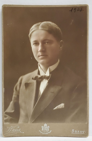 FOTO WEISS , IASI , TANAR CU COSTUM SI PAPION , FOTO CABINET , 1908