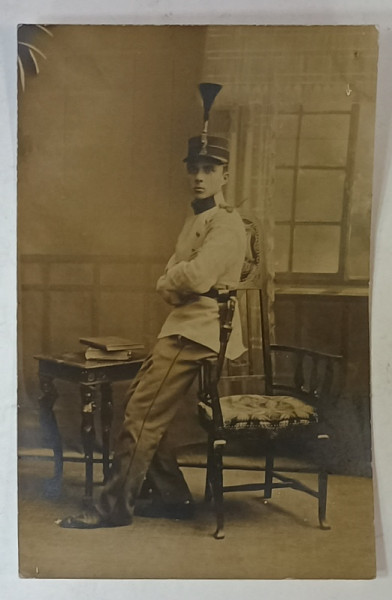 ' FOTOGLOB ' INSTITUT MODERN FOTOGRAFIC , BUCURESTI , TANAR IN UNIFORMA MILITARA , IN STUDIO , FOTOGRAFIE FORMAT CARTE POSTALA , 1910