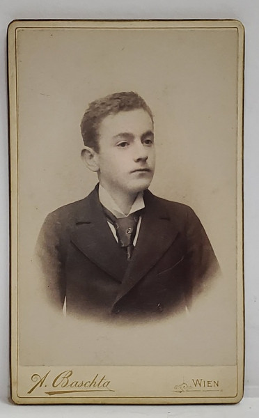 FOTOGRAF A. BASCHTA . VIENA , TANARA CU CRAVATA , FOTOGRAFIE C.D.V , CCA. 1900