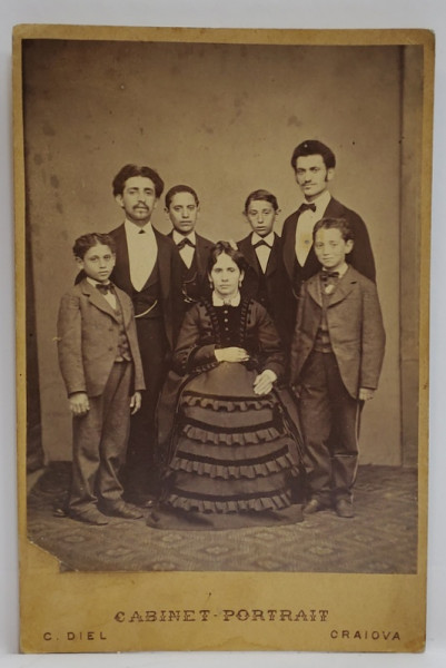 FOTOGRAF A. DIEL , CRAIOVA , FAMILIA BENVENISTI , POZA DE GRUP IN STUDIO , FOTOGRAFIE CABINET , 1873