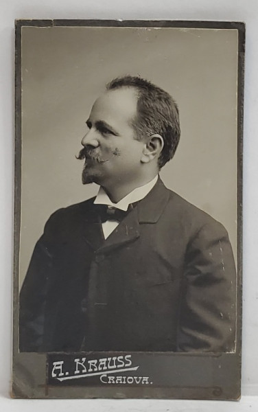 FOTOGRAF A. KRAUSS , CRAIOVA , BARBAT CU COSTUM SI LAVALIERA , FOTOGRAFIE C.D.V. , CCA. 1900
