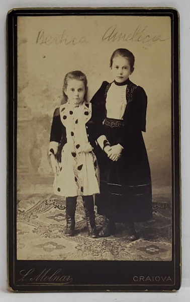 FOTOGRAF A. MOLNAR , CRAIOVA , DOUA FETITE IN STUDIO , FOTOGRAFIE C.D.V. , SFARSITUL SEC. XIX