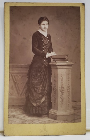 FOTOGRAF A . SILER , TANARA LANGA PIEDESTALUL CU CARTI , FOTOGRAFIE TIP C.D.V. , SFARSITUL SEC. XIX