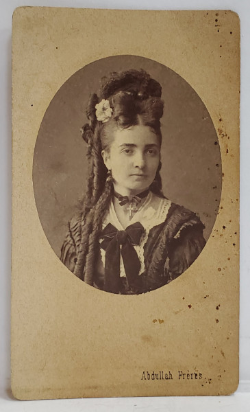 FOTOGRAF ABDULAH FRERES  , CONSTANTINOPOLE , TANARA CU FLOARE IN PAR , FOTOGRAFIE C.D.V. , SFARSITUL SEC. XIX