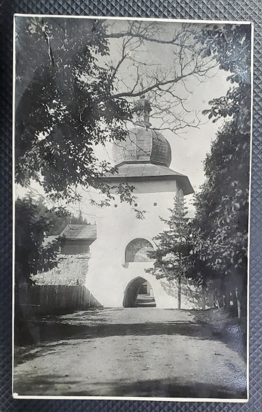 FOTOGRAF AD. A . CHEVALIER , PIATRA - NEAMT , CLOPOTNITA MANASTIRII BISTRITA , FOTOGRAFIE TIP CARTE POSTALA , 1933