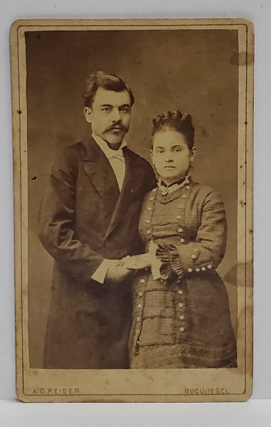 FOTOGRAF A.D. RESIER , BUCURESTI , FOTOGRAFIE C.D.V. , CUPLU IN STUDIO , 1878