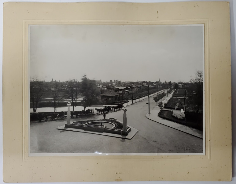 FOTOGRAF ALEX PETIT ARHITECT , STATIE DE BIRJA  LA MARGINEA ORASULUI  ( BUCURESTI ?) , FOTOGRAFIE INTERBELICA