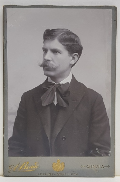 FOTOGRAF ALFRED BRAND , SINAIA , BARBAT CU MUSTATA , FOTOGRAFIE TIP CABINET , DATATA 1907