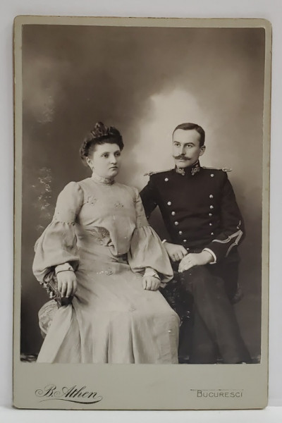 FOTOGRAF B. ATHEN , BUCURESTI , OFITER CU SOTIA IN STUDIO , FOTOGRAFIE CABINET , CCA. 1900