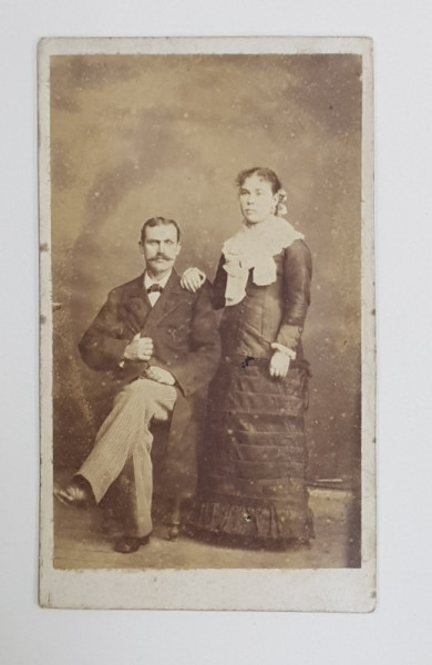 FOTOGRAF B. FUCHS , PITESTI , CUPLU IN STUDIO , FOTOGRAFIE TIP C.D.V. , 1881