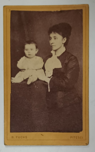 FOTOGRAF B. FUCHS , PITESTI , MAMA CU FIICA IN STUDIO , FOTOGRAFIE C.D.V. , SFARSIT DE SEC. XIX