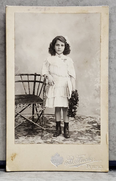 FOTOGRAF B. FUCHS , PITESTI , SCOLARITA PREMIANTA  CU CUNUNA DE LAURI , FOTOGRAFIE TIP C.D.V. , SFARSITUL SEC. XIX