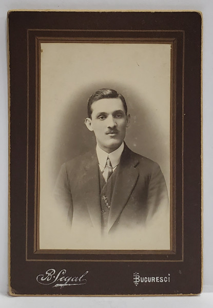FOTOGRAF B. SEGAL , BUCURESTI , BARBAT CU COSTUM , FOTOGRAFIE , CCA. 1900