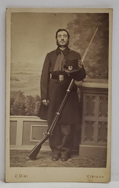 FOTOGRAF C. DIEL , CRAIOVA ,  BARBAT IN UNIFORMA MILITARA , CU PUSCA CU BAIONETA SI CHIPIU , IN STUDIO , FOTOGRAFIE C.D.V. , A DOUA JUMATATE A SEC. XIX