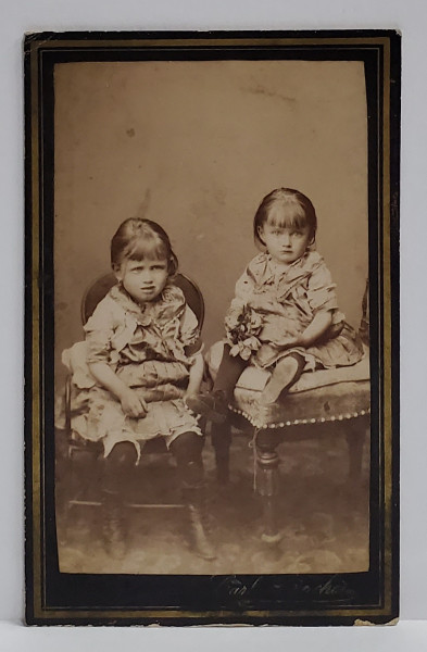 FOTOGRAF CARL BOMCHES , BUZAU , DOUA FETITE IN STUDIO , FOTOGRAFIE C.D.V. , SFARSITUL  SEC. XIX