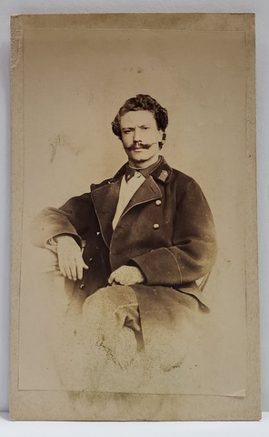 FOTOGRAF CARL BRUNNER , PISEK ( CEHIA ) , TANAR CU MANTA MILITARA , IN STUDIO , FOTOGRAFIE TIP C.D.V. , SFARSITUL SEC. XIX