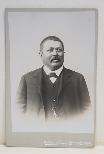 FOTOGRAF CHRIST . NIELSEN , CONSTANTA , DOMN  CU REDINGOTA  , FOTOGRAFIE TIP CABINET , 1907