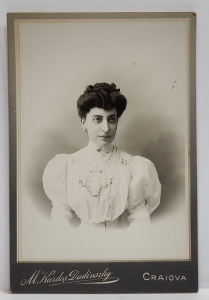 FOTOGRAF  , CRAIOVA , SOTIA DOCTORULUI A, MARCU DIN CRAIOVA , FOTOGRAFIE CABINET , DATATA  1907