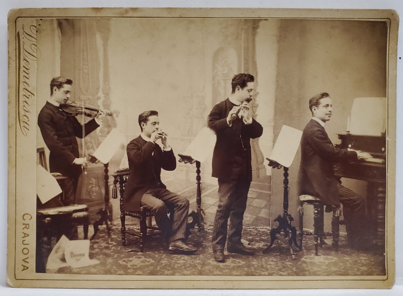 FOTOGRAF D. DEMETRESCU , CRAIOVA ,  TANARUL SANDU ESKENAZY IN PATRU IPOSTAZE , MONTAJ , FOTOGRAFIE CABINET , SFARSITUL SEC. XIX