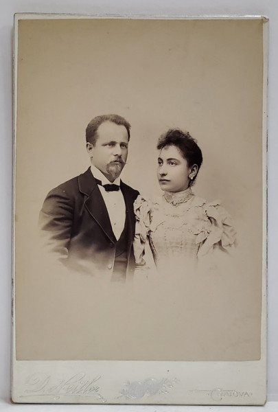 FOTOGRAF D. HEITLER , CRAIOVA , DOCTORUL A. MARCU DIN CRAIOVA , CU SOTIA , FOTOGRAFIE CABINET , CCA. 1900