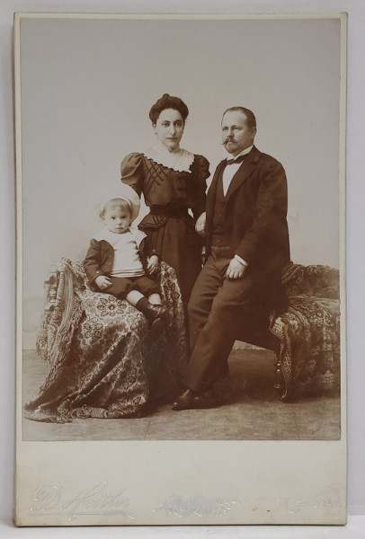 FOTOGRAF D. HEITLER , CRAIOVA , FAMILIA DOCTOR MARCU , FOTOGRAFIE CABINET , DATATA 1898 PE VERSO , VEZI DESCRIERE !