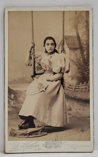 FOTOGRAF D. HEITLER , CRAIOVA , TANARA PE LEAGAN , IN STUDIO , FOTOGRAFIE C.D.V. , CCA. 1900