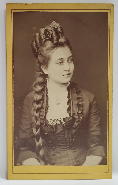 FOTOGRAF DRESCHER M. , TANARA CU COC SI ROCHIE NEAGRA , FOTOGRAFIE C.D.V. , SFARSITUL SEC. XIX