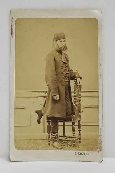 FOTOGRAF E. KOZICS , PRESSBURG - BRATISLAVA - BARBAT EVREU  IN COSTUM DE EPOCA , FOTOGRAFIE TIP C.D.V. , DATATA  1866