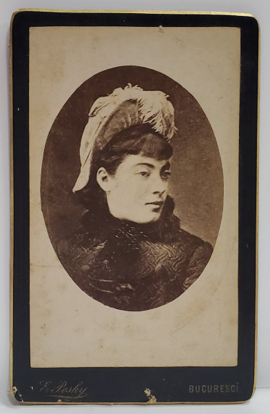 FOTOGRAF E. PESHY , BUCURESTI , TANARA CU PALARIE CU PENE , FOTOGRAFIE C.D.V. , SFARSITUL SEC. XIX