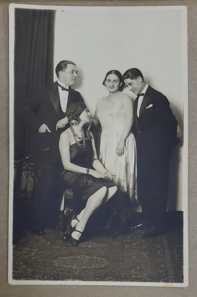 FOTOGRAF  EMIL FISCHER , SIBIU , FOTOGRAFIE DE GRUP LA O SERATA , TIP CARTE POSTALA , INTERBELICA